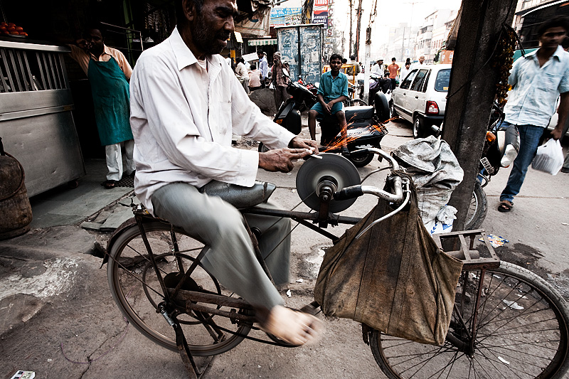 https://www.dailytravelphotos.com/images/2009/091127_delhi_india_bicycle_knife_sharpener_salesman_MG_7506.jpg
