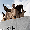 Man of Letters Photo: Today's newly unveiled statue of King Sae Jong Dae (세종대 왕) overlooks Gwanghwamun plaza.